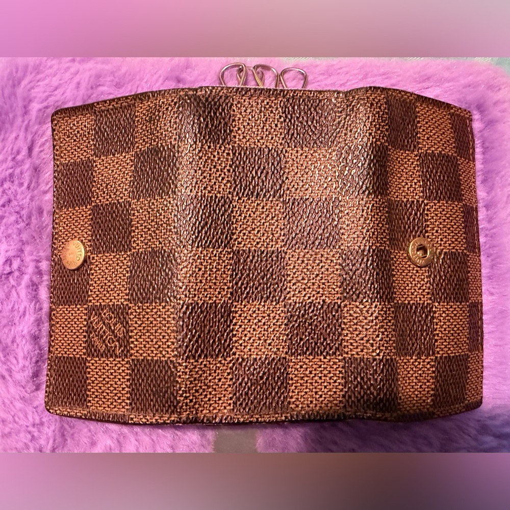Louis Vuitton 4 Key Holder - Picture 10 of 10